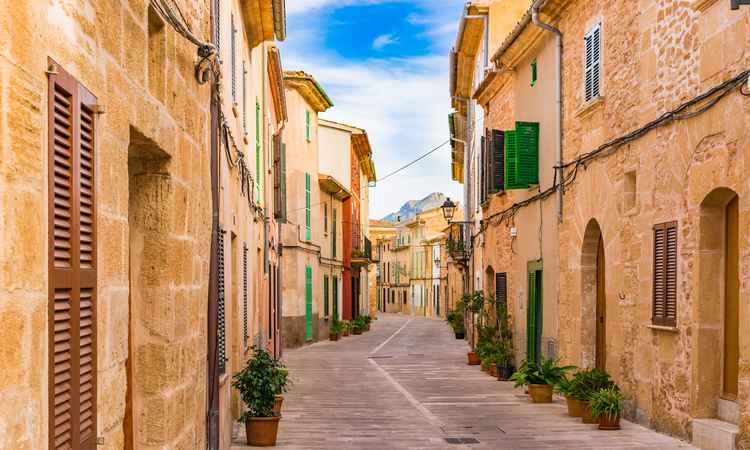 Mallorca Travel Guide - Alcudia Old Town