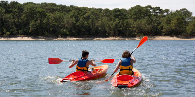 Kids kayaking in Aquitaine