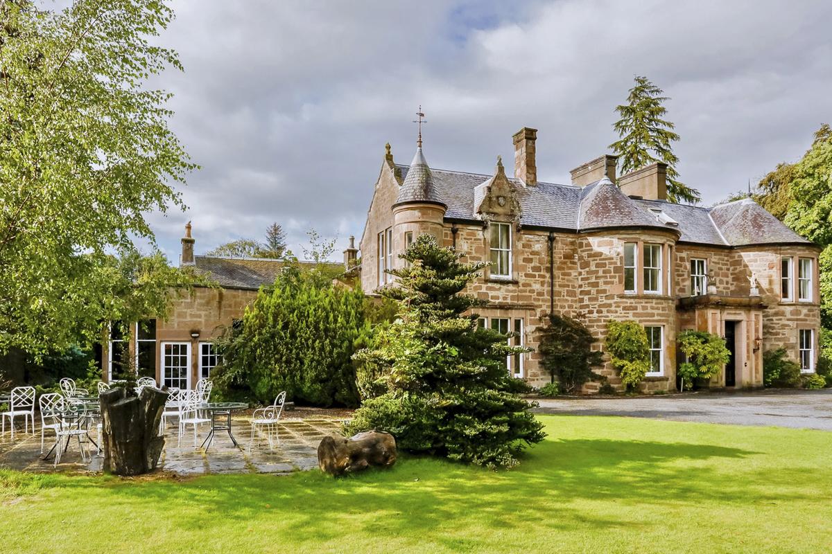 Dunroamin Manor, Perthshire | Oliver's Travels